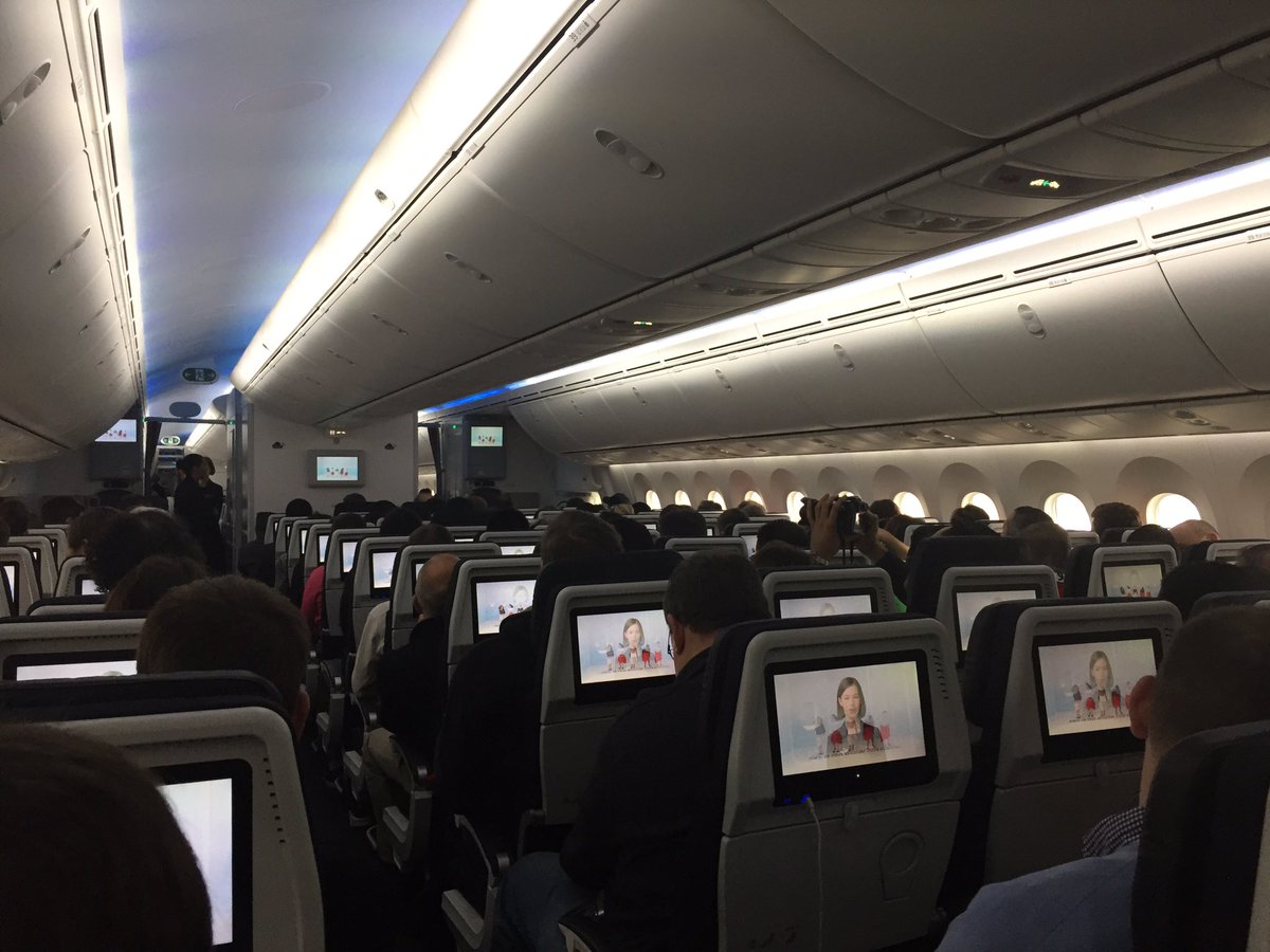 Thymotep's tweet photo. Super vol #AF789 pour l'inauguration de premier Dreamliner d'@AirFranceFR :)
#avgeek #AF789 #airfrance https://t.co/GJJD9hV3Un