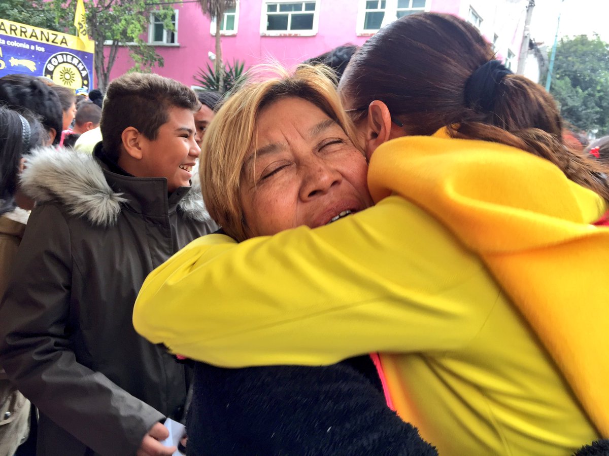 ElenaSegura_'s tweet image. #DibujamosSonrisas en #DíaDeReyesPRD. Estamos en la colonia Aarón Sáenz.