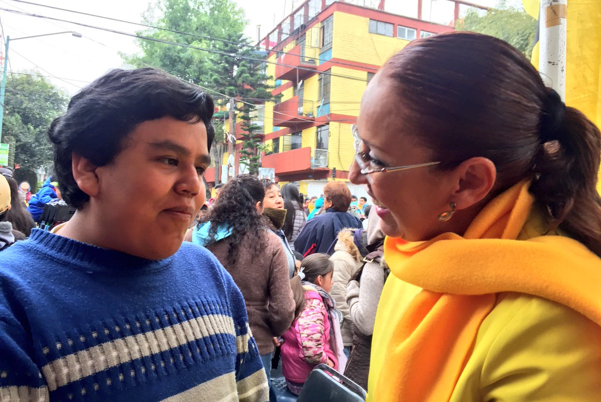 ElenaSegura_'s tweet image. #DibujamosSonrisas en #DíaDeReyesPRD. Estamos en la colonia Aarón Sáenz.