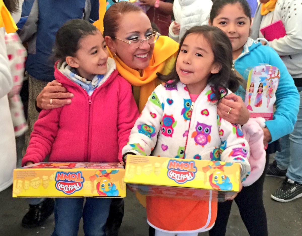 ElenaSegura_'s tweet image. #DibujamosSonrisas en #DíaDeReyesPRD. Estamos en la colonia Aarón Sáenz.