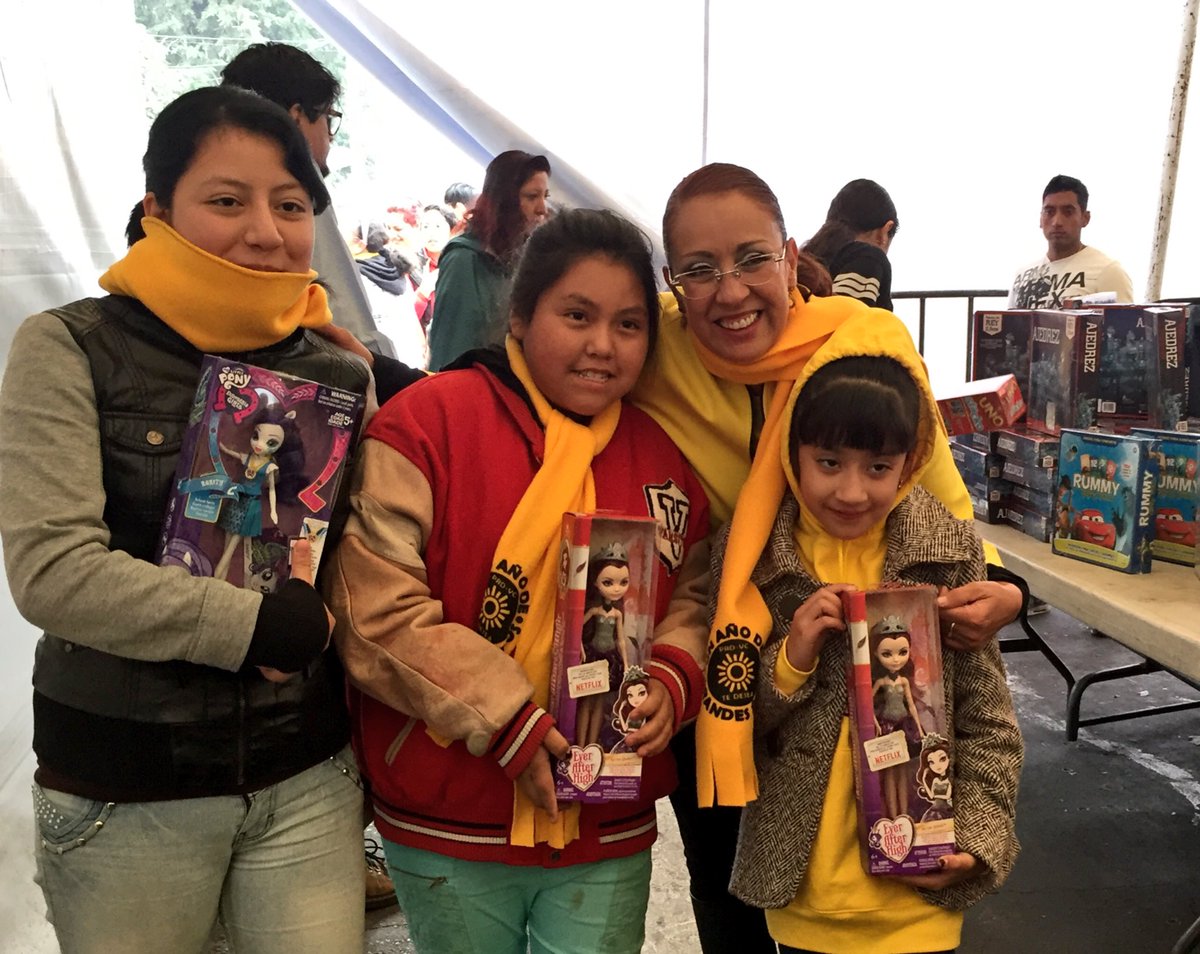 ElenaSegura_'s tweet image. #DibujamosSonrisas en #DíaDeReyesPRD. Estamos en la colonia Aarón Sáenz.