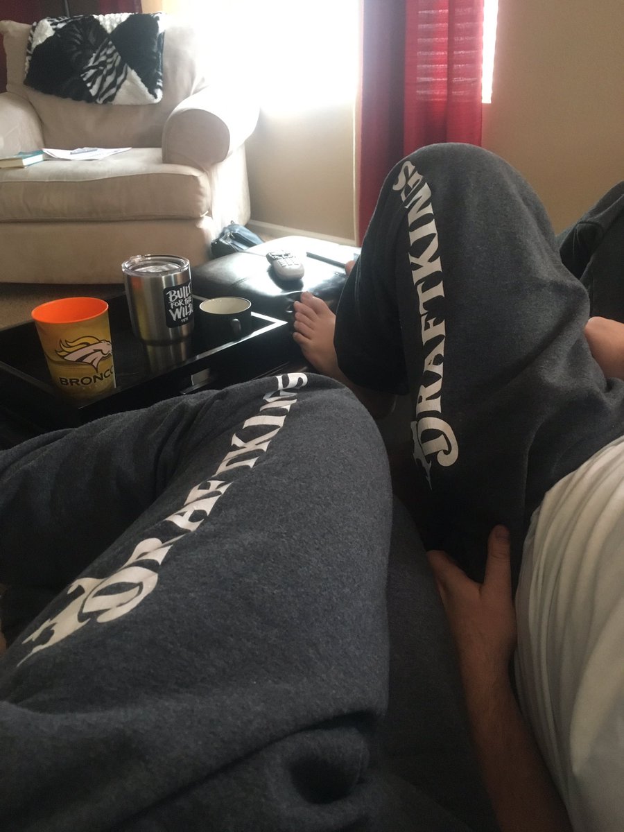 SheMazing's tweet photo. Lazy Sunday watching the playoffs with @18birdies @DraftKings #twinningwithmyhubby https://t.co/fCJox7tB7A