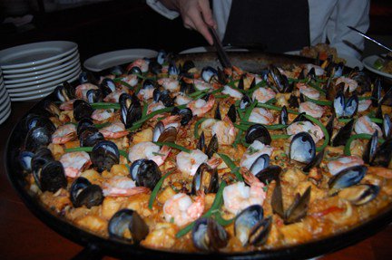 IT’S COLD OUT, TIME FOR HEAPING HOT PLATE OF PAELLA! COMES OFF THE FIRE AT 7:00 SHARP EVERY… vinovinoaustin.com/2017/01/08/its…