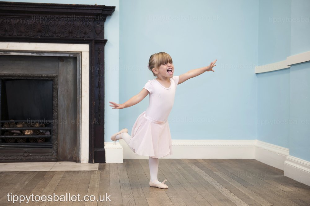 TippyToesBallet's tweet photo. There is always a time to dance! And even better when its done with a smile! #Tippytoesballet #BalletclassesLondon
https://t.co/3cQySIcf5E https://t.co/46zdvdeynQ