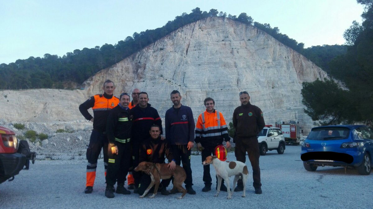 Ayudamos a <a href="/cpbmalaga/">CPB Málaga</a> de #alhaurindelatorre al rescate de unos perros en zona de rocas en una cantera de acceso complicado