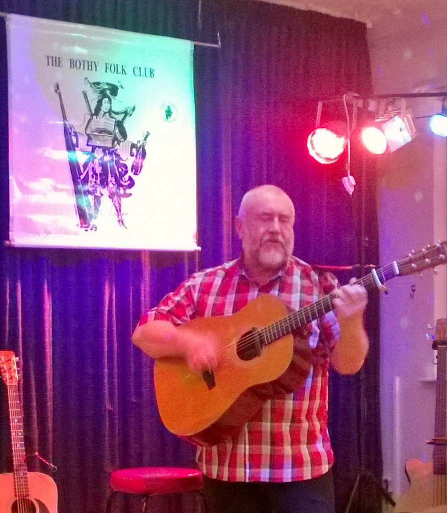 @englishfolkexpo @bobfoxmusic in fine fettle, as always, at a packed #BothyFolkClub