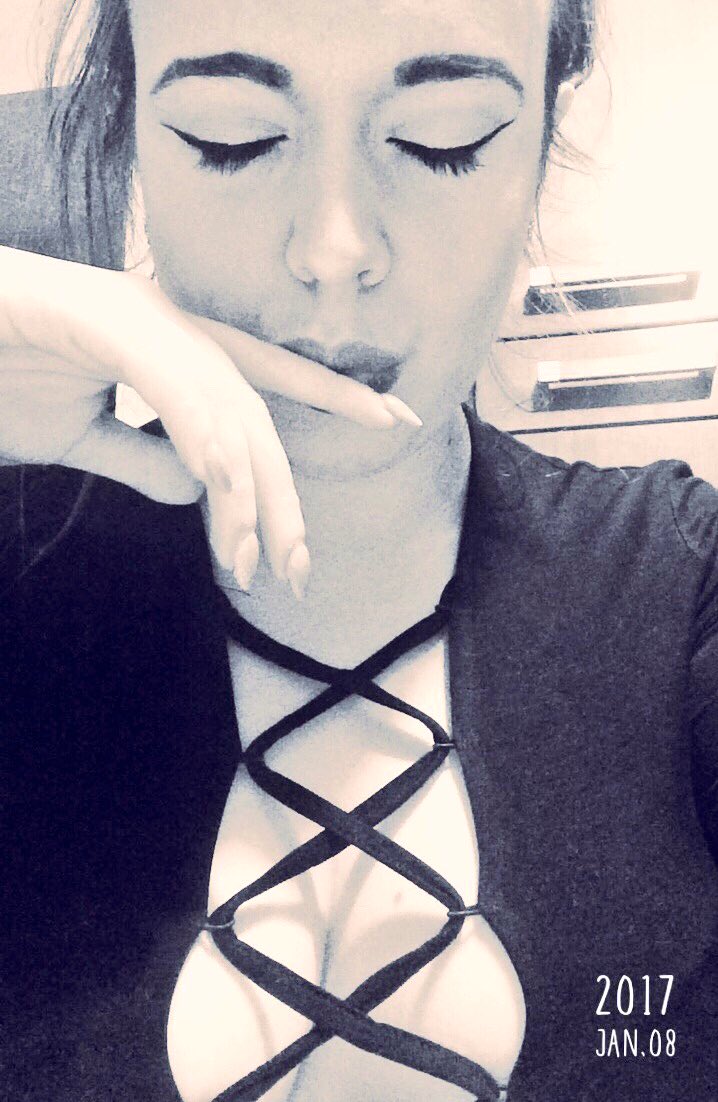 bootyluxury's tweet photo. When you pretend you're shy af but you're lowkey naughty https://t.co/WpnTvP69AX