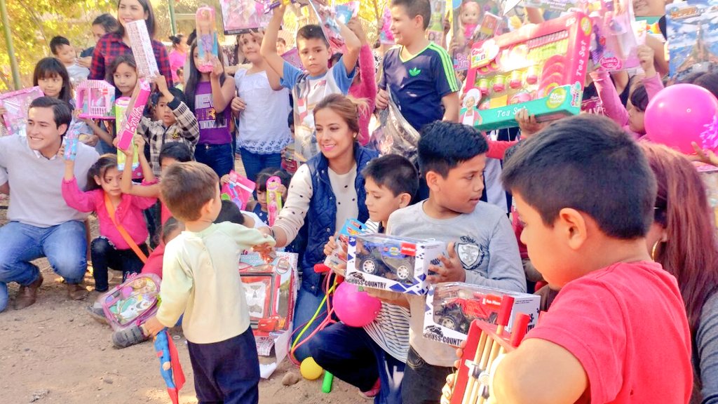 YeniferCruzC's tweet photo. Este sí es un #FelizDomingo, compartiendo y viendo muchas sonrisas!! Gracias al #Güero  @RobertoCruz_C por ayudar a tener tanta felicidad! 😘 https://t.co/pvntHnGSv6