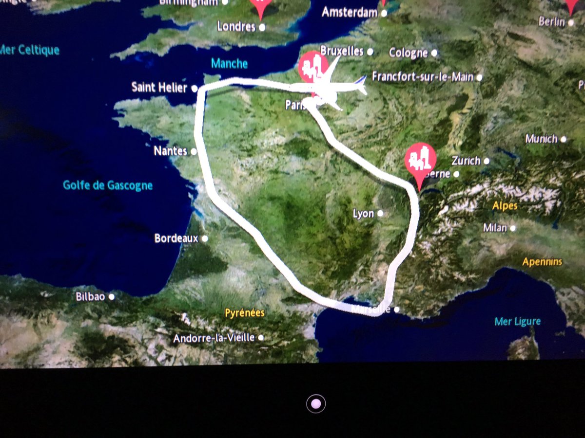 SebMorisseau's tweet photo. #AF789 welcome on board! Merci pour la boucle Tour de France sur le #b787 https://t.co/uDcFVPt07r