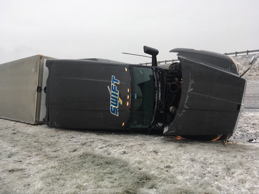 marilyndeutsch's tweet image. Semi on its side in Troutdale. #Fox12Unstoppable
