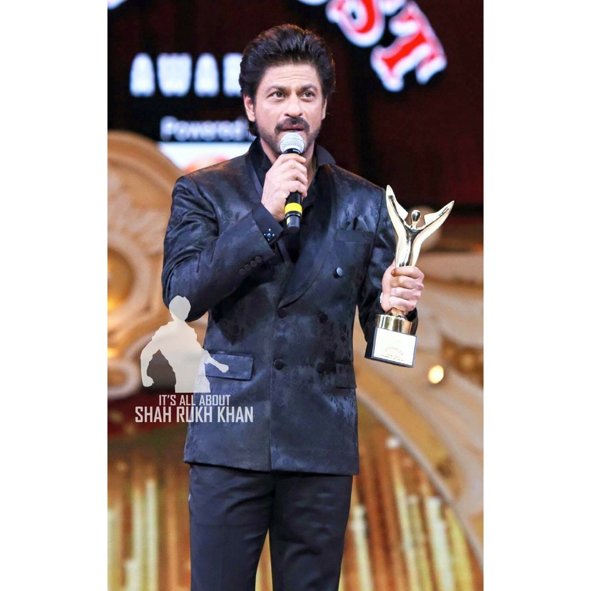 KumarRishab9's tweet photo. @iamsrk congratulations for winning best performer of the year..for Fan...love you lotss https://t.co/WhA3bRJ4gT