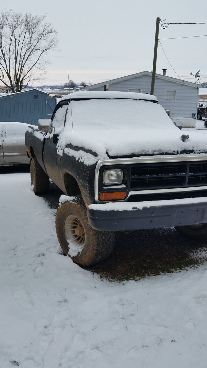 hondarac3r420's tweet photo. With no heat and no brakes she sits for a little #dodgeprobs #powerram #mopar https://t.co/PLZ1DTw8ai