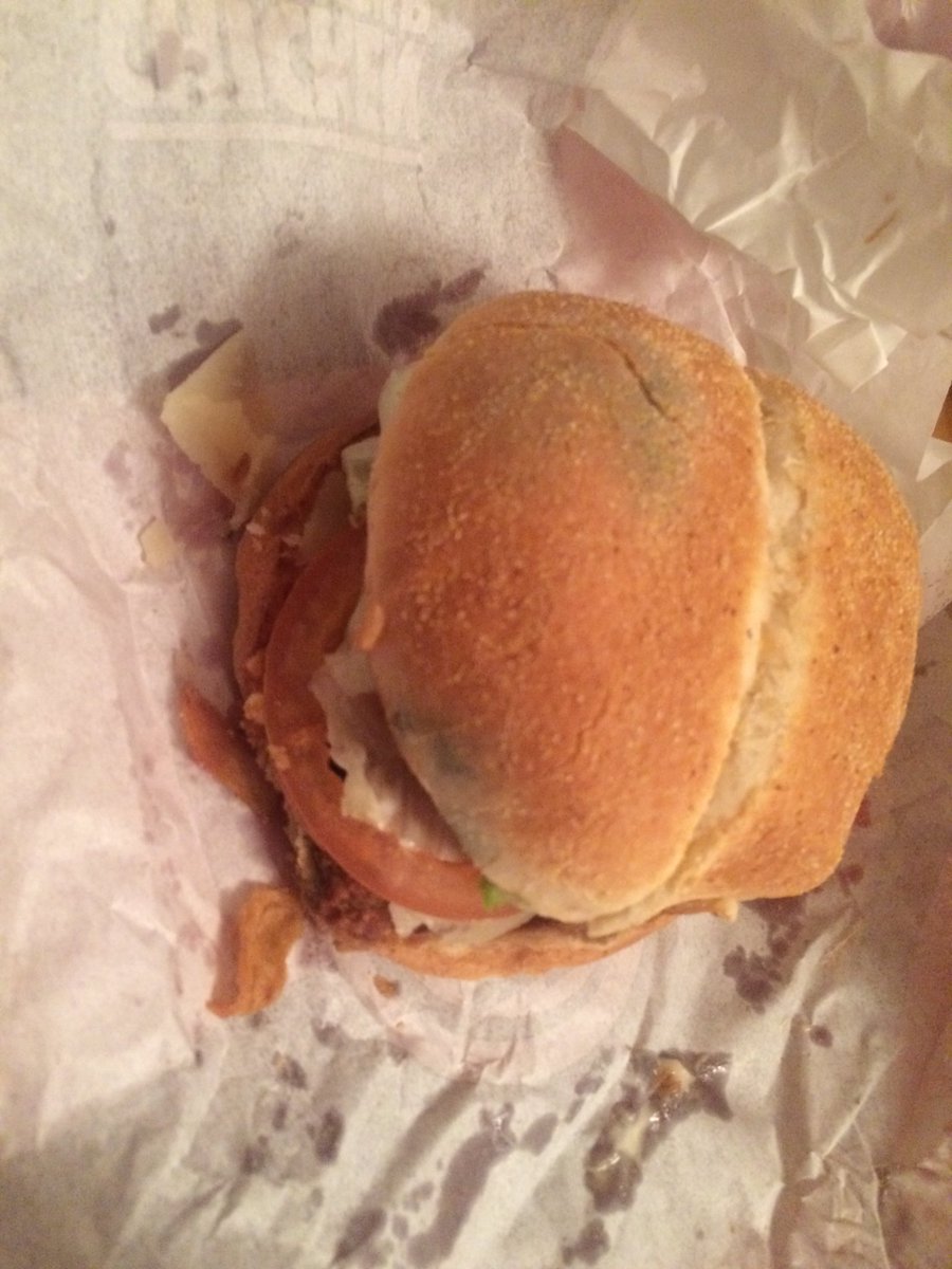 paulaespuna's tweet photo. Querido @Burguerking_ gracias por el ingrediente extra, y por vuestra atención al cliente, ya se dónde no voy a volver a comer en mi vida... https://t.co/fx0fZ429Wq