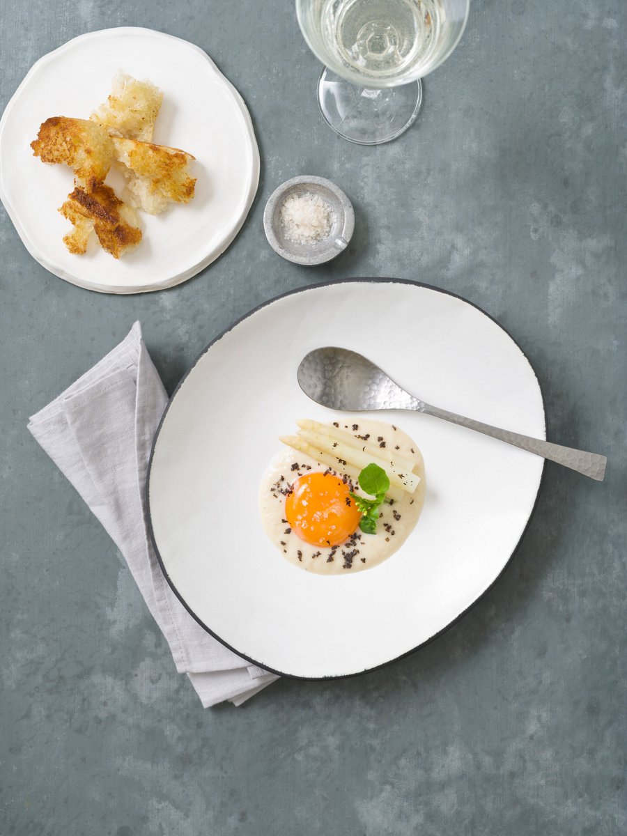 VueBennett's tweet image. White asparagus, hens&apos; eggs &amp;amp; olives, created using @MieleAustralia&apos;s steam oven a must try this festive season bit.ly/2hPBof6