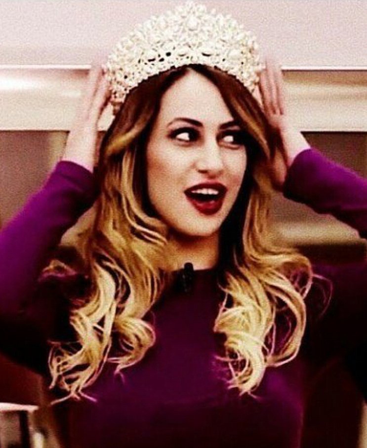 Saçlarını savurursun rüzgarlara bırakırsın sen sevilmeye yaraşırsın seni sevmeyen ölsün ölsün SensizOlmaz RabiaKaraca