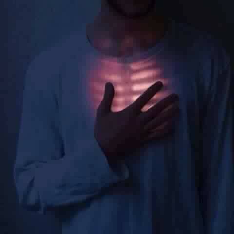 يحدث أن يقوم أحدهم بإضاءة بقعة مظلمة في قلبك، كنتَ قد نسيتَ تمامًا وجودها ! ❤