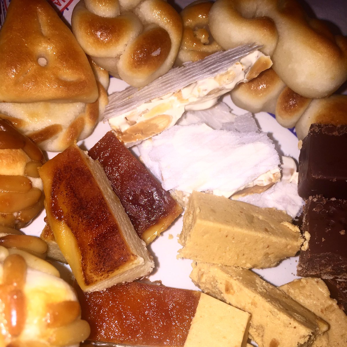 ModoFocaON's tweet photo. Esperamos q hayáis disfrutado de la #navidad con momentos repletos de #turron #polvoron y #mazapan ¡2017 te recibimos con la mesa puesta!👋🏼🍽 https://t.co/54BZJ5KHcd