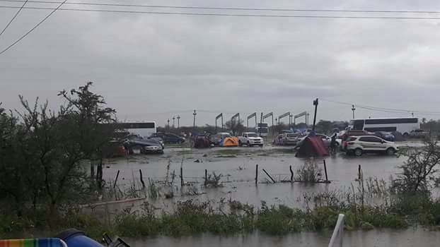 LT7Noticias's tweet photo. #ALERTA ☔️⚡️💦 Impresionantes imágenes del #TEMPORAL. Ya generó caos y anegamientos en la zona del "Gauchito Gil", Mercedes. #Corrientes https://t.co/p5jsrreDzx