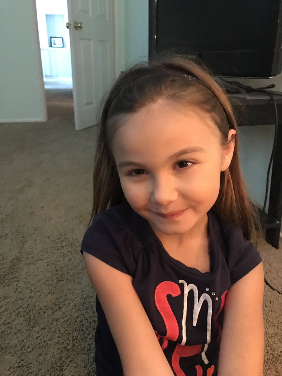 hannahaffinito's tweet image. did the little sis' makeup 👄