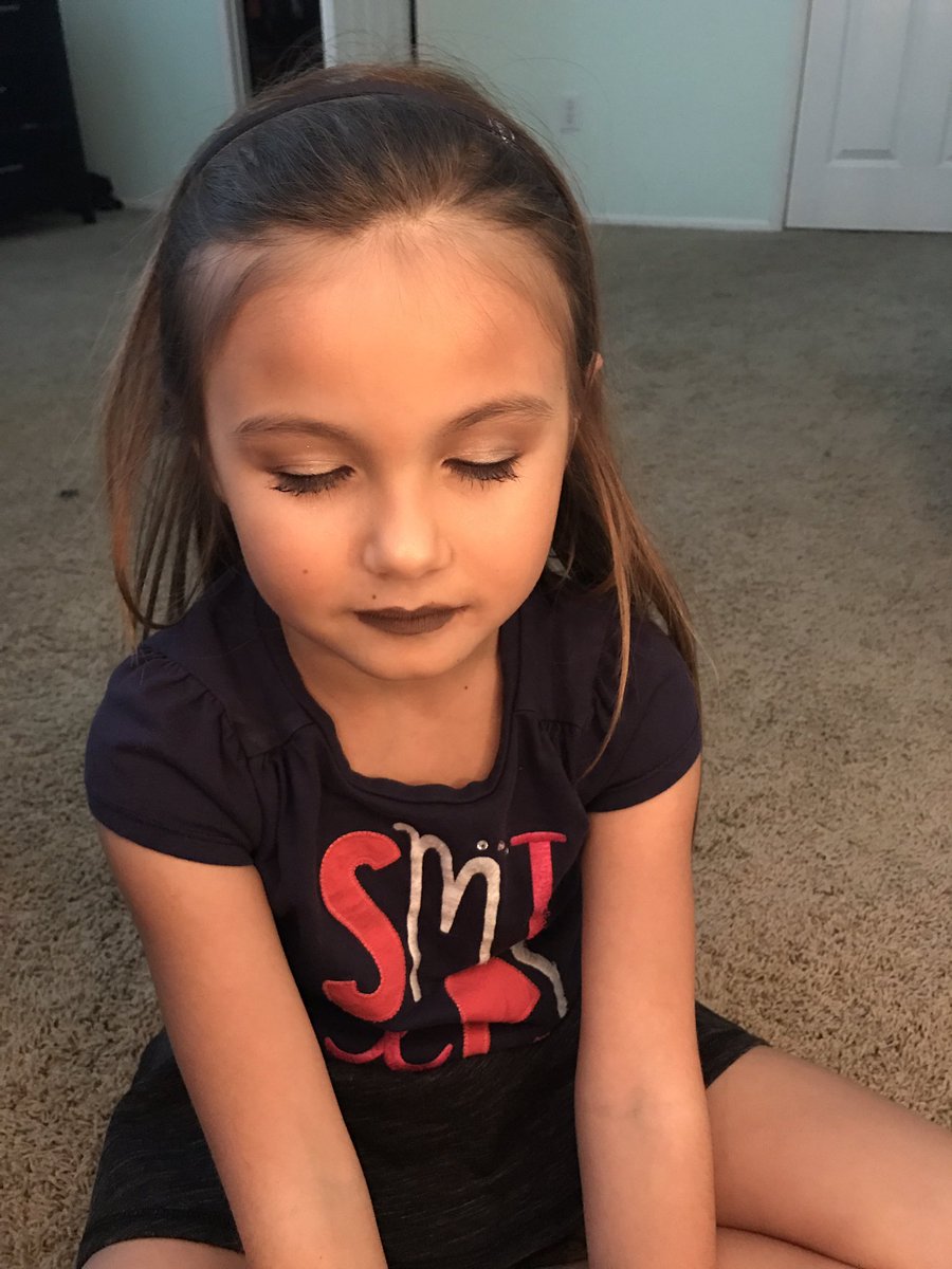 hannahaffinito's tweet image. did the little sis' makeup 👄