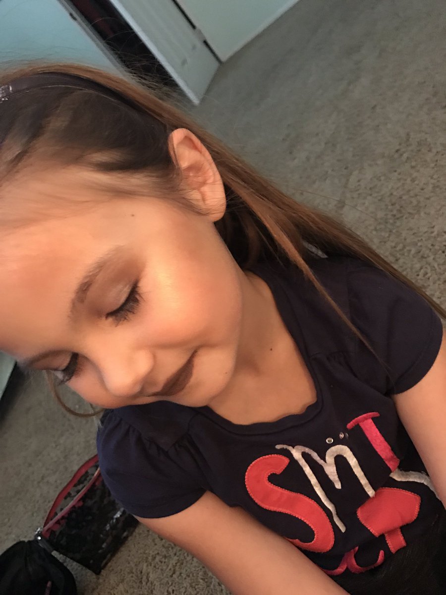 hannahaffinito's tweet image. did the little sis' makeup 👄