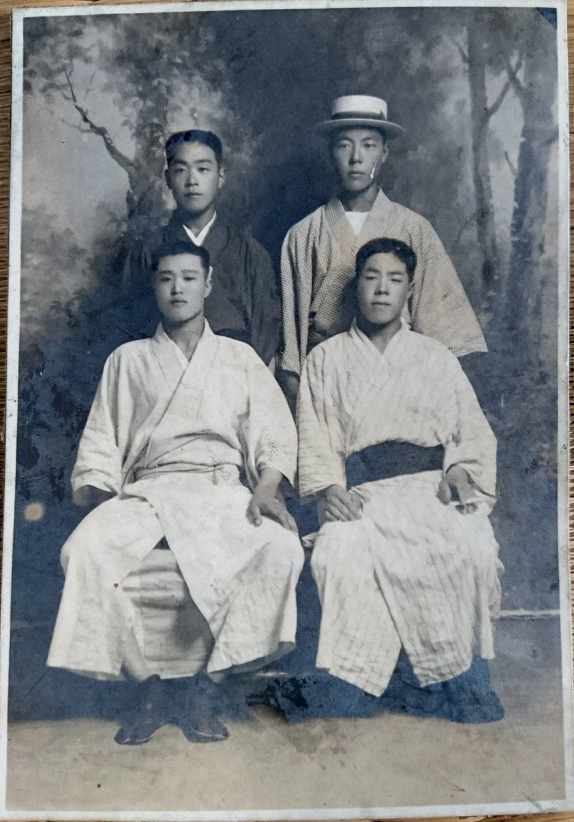 ゆうこ 里山出身マゴサポご要望次第 さらにこちらはさかのぼること大正時代の秋田 横手 の青年たち 四兄弟 祖父 着流し姿 季節は夏でしょうね 見つける事ができて嬉しかった写真 百年くらい前の写真ですね Yokote Akita