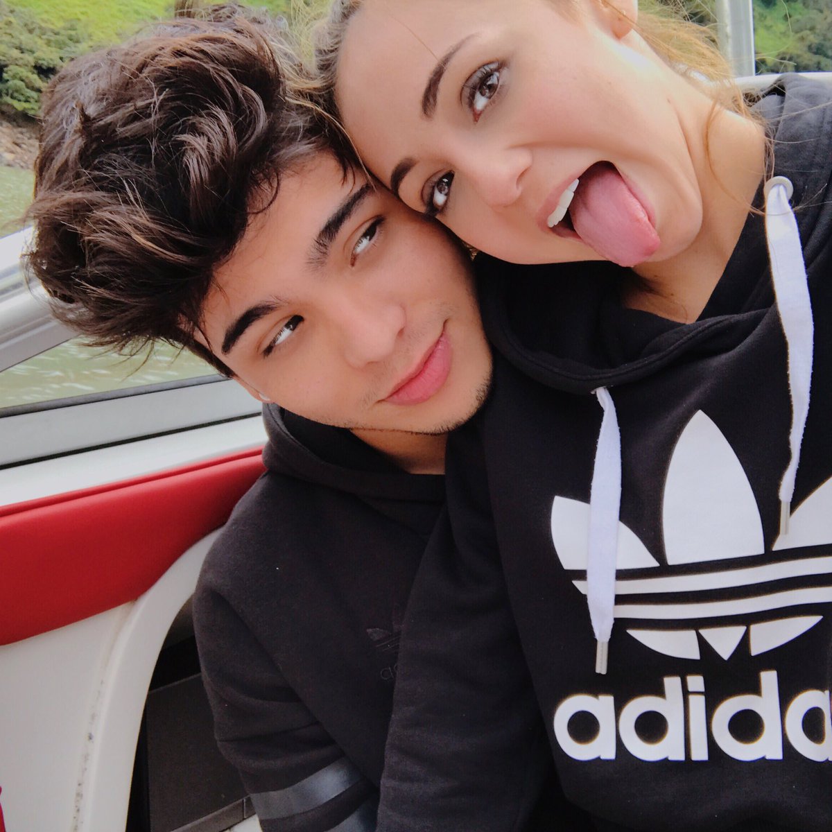TereFloresMora2's tweet photo. quedate con quien te mire como @villalobossebas  mira a @DanielaRued  😍😍😍🙈 https://t.co/XQRgtS81ev
