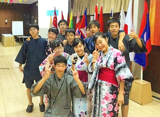 momoka0122y's tweet photo. 冬休みインドネシアでキリスト教の国際キャンプに参加してきました～
実は桃クリスチャンです
毎週日曜日は教会

アジアのクリスチャンが集まるこのキャンプでたくさんの神様からの恵みを感じることができた
このキャンプ、キリスト教について質問あったら個チャか学校で聞いてね！
#ISC7 https://t.co/Tuh4lrLPqm