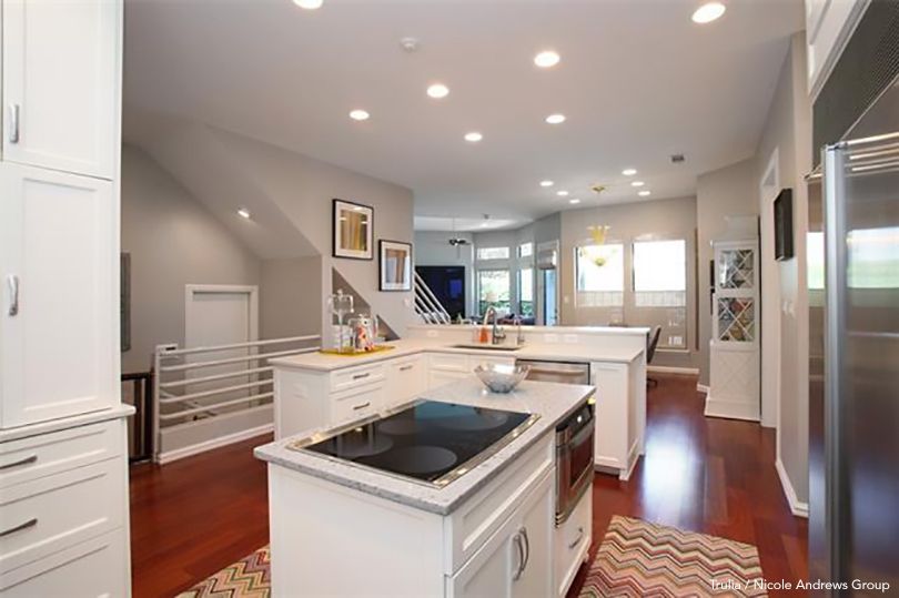 DesignerREstate's tweet image. 6BR 5B mansion in #Irving, #Texas! Owned by #TonyRomo this home has nearly 5600 sqft and a price tag of $1.05 million! #mansion #cowboys