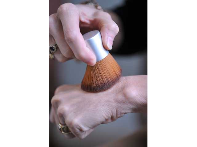 Emily310123's tweet photo. Gainesville woman forms cosmetic line with mineral-based makeup https://t.co/Tm1En1obzn https://t.co/PsrKIPS2UE