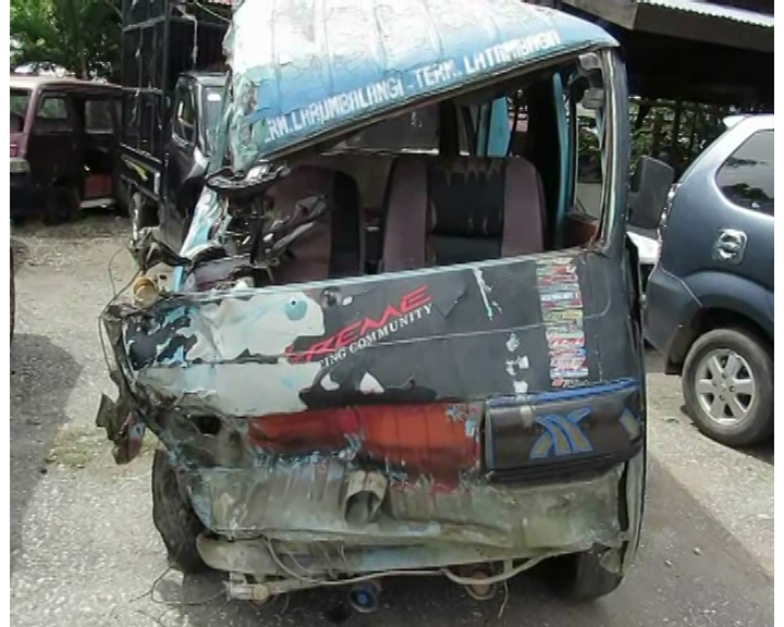 Mikrolet (Angkot) Vs Truk Di Kolaka, Sopir Angkot Dan Seorang Penumpang Kritis.