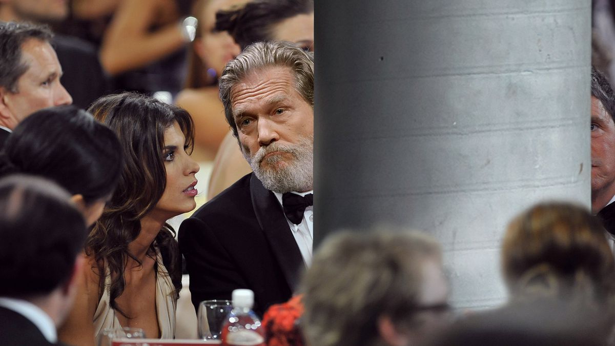 TheOnion's tweet photo. Jeff Bridges Seated Directly Behind Support Column At Golden Globes https://t.co/hNs1EHUzIY #GoldenGlobes https://t.co/fRlVmEjaUH
