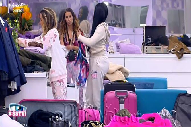 NY_Watcher's tweet photo. #SSDF4 Meanwhile some of the Housemates are still Unpacking and putting away their Clothes 😉 #DF4 #SecretStory4 SSTVI https://t.co/GmEV3dSAGX