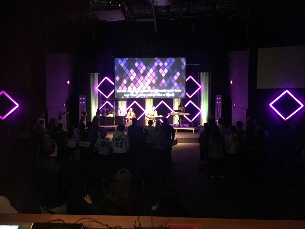 jbremer75's tweet photo. Students worshiping our creator tonight! #rushstudentministry #chapinbaptist #hereonpurpose https://t.co/pj7cFRog8G
