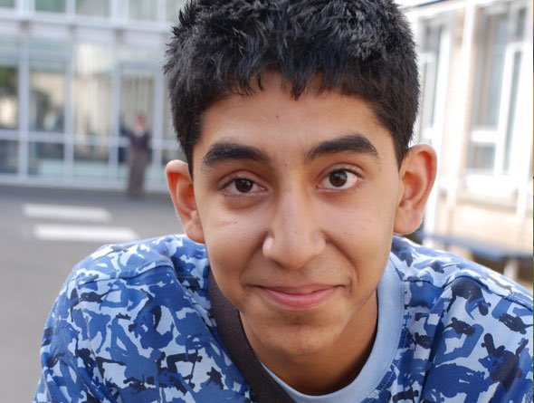 KamaApp's tweet photo. Can we please talk about Dev Patel's #GloUp? #GoldenGlobes https://t.co/jbhAUGXoNS