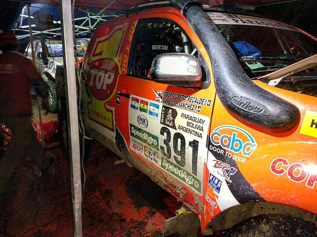 ParaguayDakar's tweet photo. Tras la jornada de descanso, los equipos de Beto Recalde y Thomas Englert ultiman detalles para iniciar mañana la 7ma Etapa La Paz ➡ Uyuni https://t.co/8UWrSO0n23