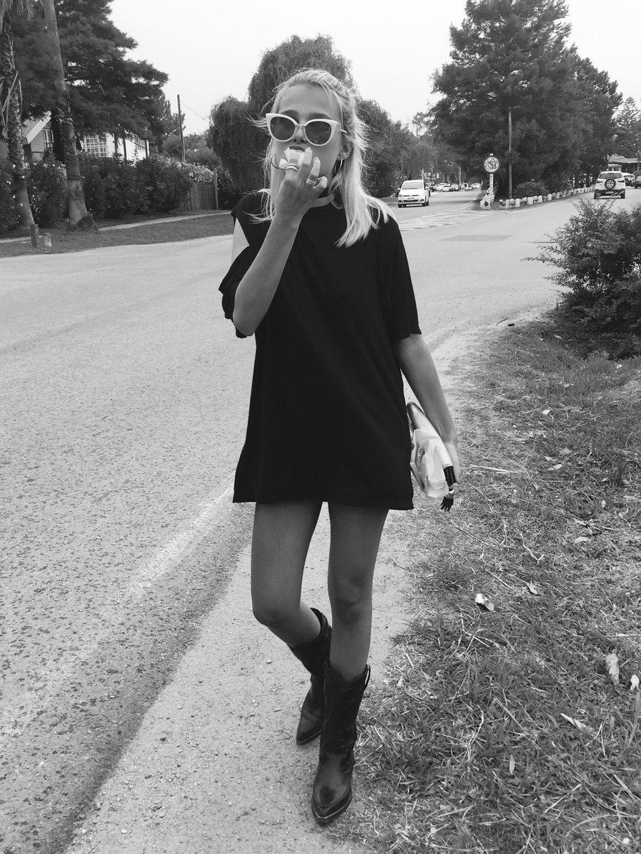 VaLuZenere's tweet photo. Amo Uruguay. Y no.. No pensaba esperar a llegar para comerme las medialunas https://t.co/ulpMHVY1Ln