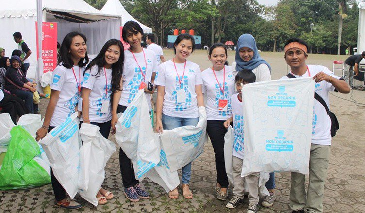 GPSbdg's tweet photo. Hola teman2 semangat Senin, yuk biasakan rame2 simpen sampah di tempatnya bukan simpen biar dipungut temannya. #SeninBersihLingkungan https://t.co/LNYXwlte2p