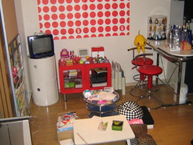 おこしょ 学生時代の部屋の写真出てきた懐かしい 部屋の写真って撮ることないから貴重だね 赤白コンセプト まだ作り途中で中心部分に纏まりがないな 一見女子部屋っぽいかもしれない カクテル作りに目覚めバーカウンターと椅子を設置しても友達