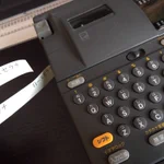 ありがとうテプラ!20年間使い続けたら謎の別れのメッセージを吐いて壊れた!!