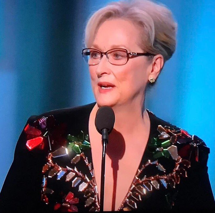 MerylStreepPage's tweet image. "Take your broken heart and make it into art."💔😢💔😢💔😢 Meryl Streep at the golden globes speech  Princess Leia told her that once  💔