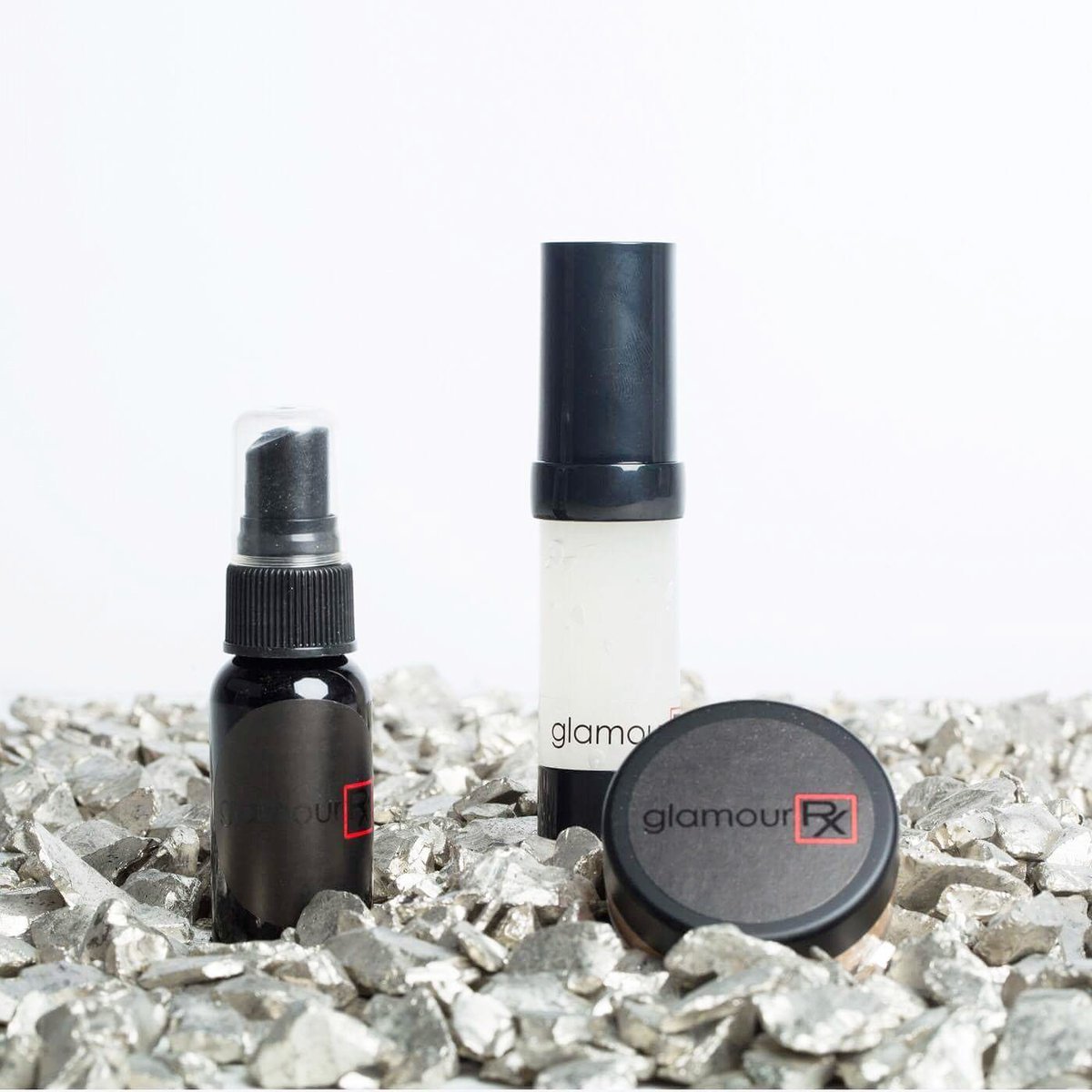 GlamourRX's tweet photo. Our natural #herbal complex extends the wear of your #mineral powders and gives you a #natural glow. #makeup #beauty #mua https://t.co/uqHkVFnO9W