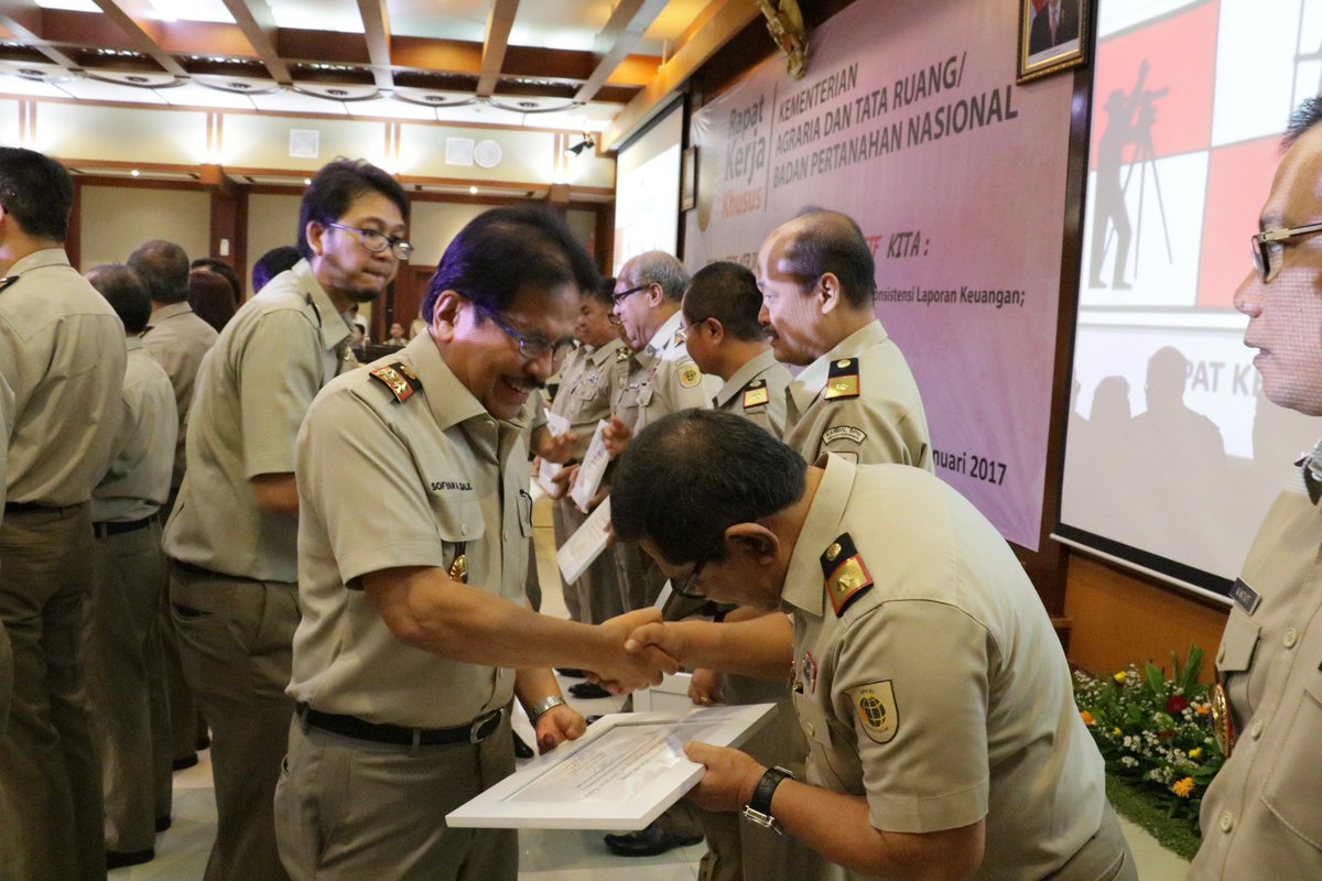 atr_bpn's tweet photo. Menteri ATR/BPN serahkn pnghargaan kpd 20 unit kerja di Pusat&amp;Daerah ttg Penyerapan Anggaran TA 2016 terbaik di Aula Prona Lt.7, Senin (9/1) https://t.co/1E9VobY0a6
