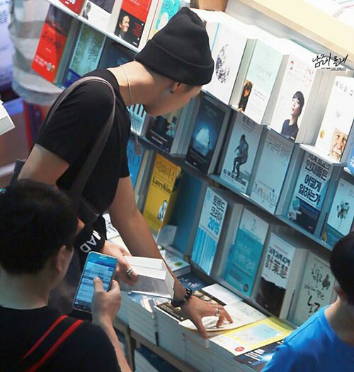 BlingerPK's tweet photo. แค่พี่นัมจุนเลือกหนังสืออ่ะเธอเอ้ย ทำไมดูดี ทำไมหวีด โอ่ยยยยยยยย ความป๋ามันฟุ้งกระจาย ;-; เพราะพี่นัมจุนคือพี่นัมจุนไง //กอดขา https://t.co/q8nyf3oi8b