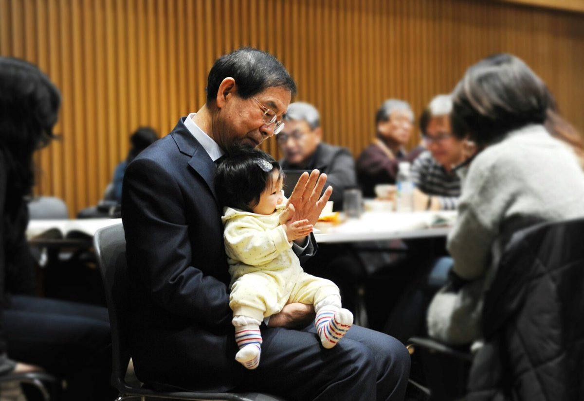 ojinro's tweet image. 여기 한장의 사진이 있다. 잠깐 생각해봐도 아이, 돌봄 이미지를 극대화하는데 실패한 사진이다. 어쩌면 아예 정치적 연출이 고려되지 않은 흔한 사진일 수도 있다. 일상적인 것과 고도로 정치적인 것의 융합이 정치와 개인의 삶이 교차되지 않을까 싶다.