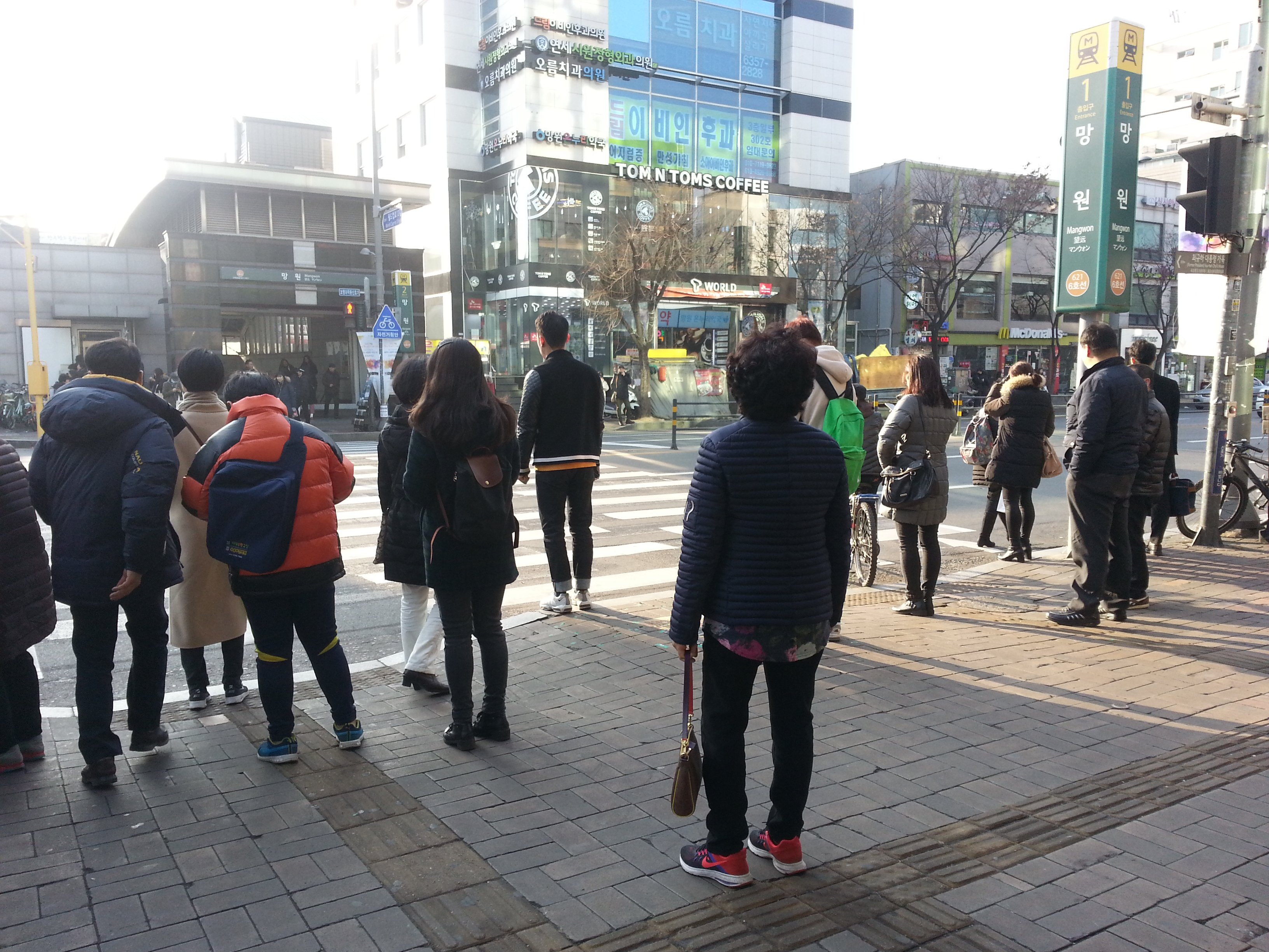 韓国旅行 コネスト 1月9日 16 00時点 コネストがある街の気温は4 体感温度0 ダウンコートが目立つ今日のソウル は 風が冷たく指先がかじかみます 明日は最低気温が一気に氷点下 5度まで落ちる予報 防寒小物で寒風を防ぎましょう ソウルの天気