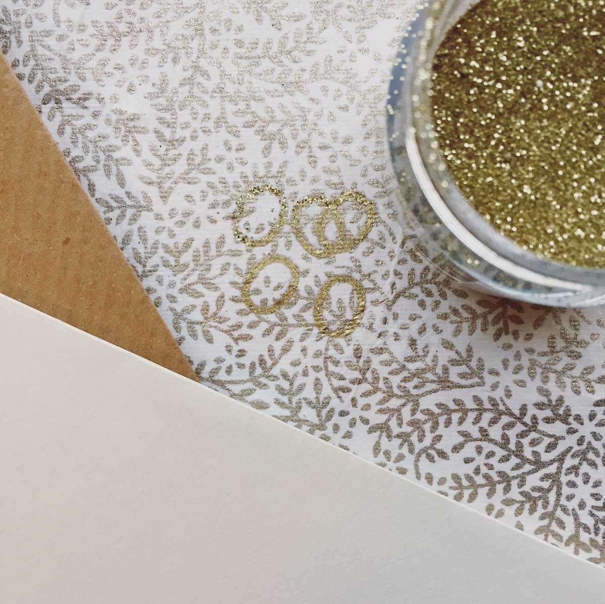 _somethingMADE's tweet image. Ooo glitter... new year, new idea #screenprint #stationeryaddict #weddinginvitation #weddinginspiration #gold #glitter #shiny #newyear