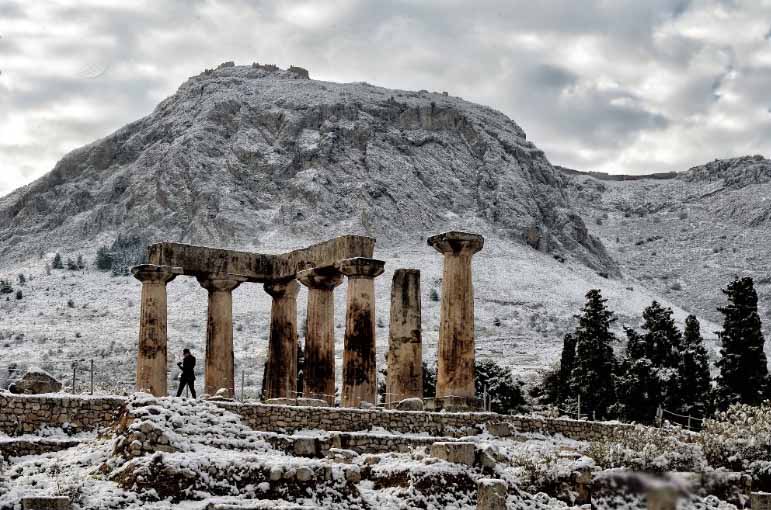 Le spettacolari immagini dei monumenti di Corinto innevati #PassioneGrecia