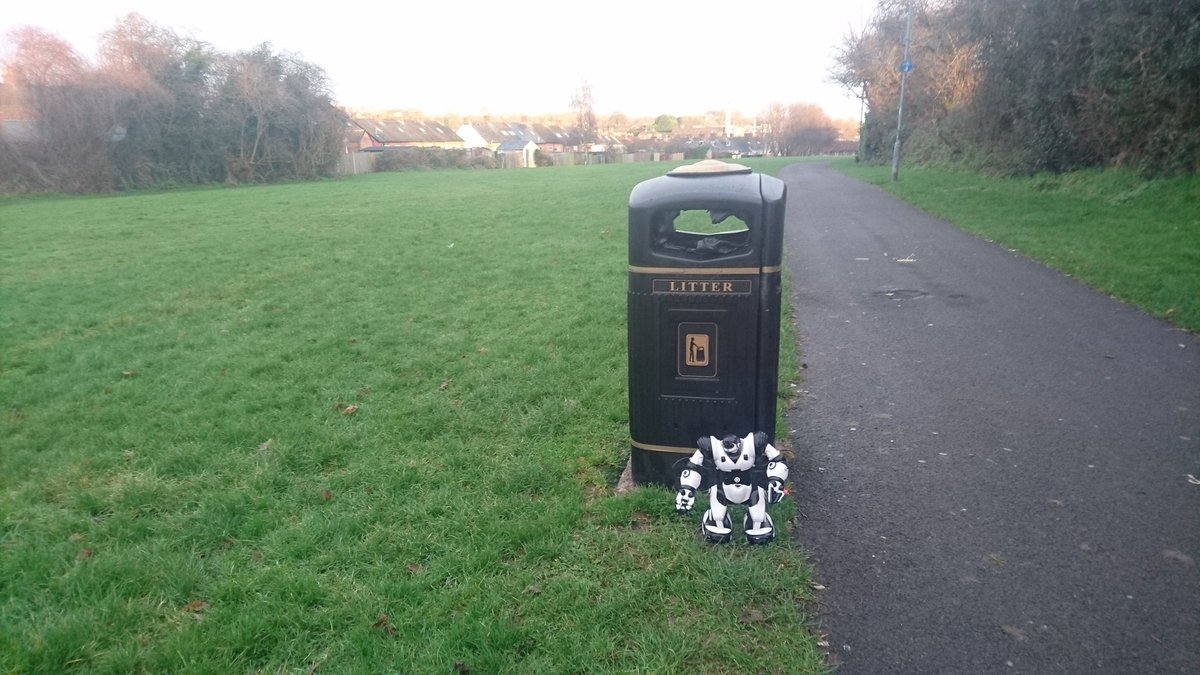 PiratPeter's tweet image. Robosapien has really hit some hard times! #techtrash #roborubbish