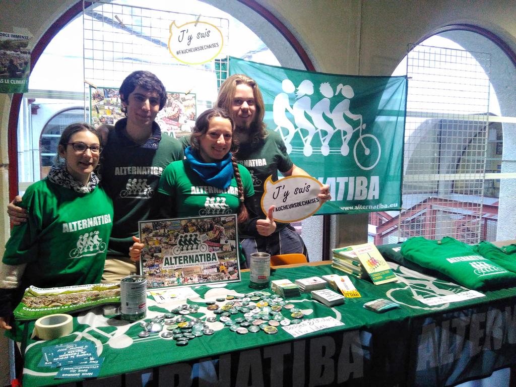 Alternatiba_'s tweet photo. #PourUneChaise, nous sommes mobilisé-e-s aujourd'hui à Dax pour le procès de l'#EvasionFiscale ! https://t.co/qMHyC3lXz4 https://t.co/qMrAHd9Npd